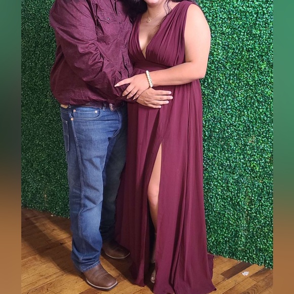 Burgundy floor length dress wit leg slit - Picture 2 of 2